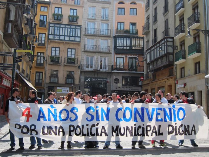 Concentración De Policías Municipales De Pamplona Ante El Ayuntamiento.