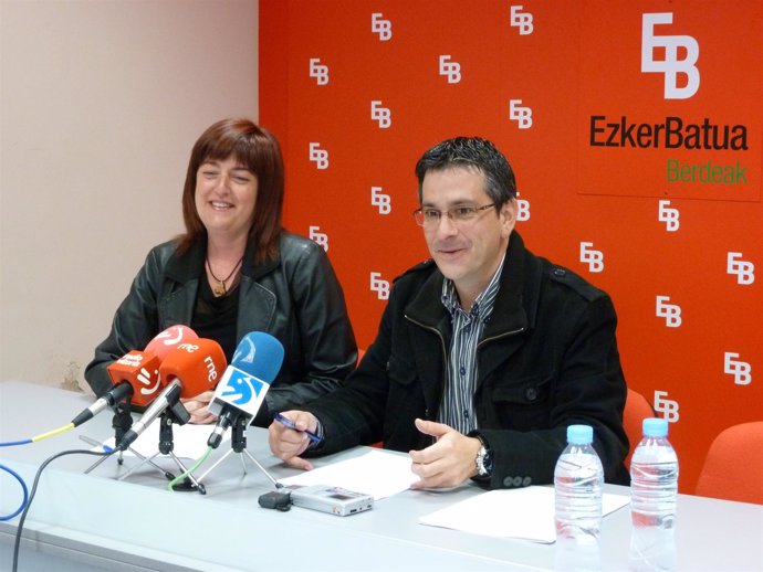 El Coordinador General De EB, Mikel Arana, Y Nerea Gálvez, Candidata A Diputada.