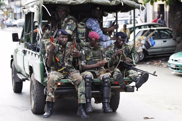 Soldados Gubernamentales De Patrulla Por Abiyán