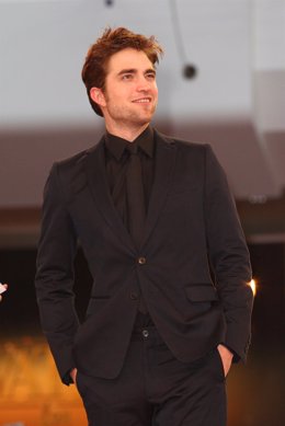 Posado De Robert Pattinson En La Premiére Londinense De 'Agua Para Elefantes'