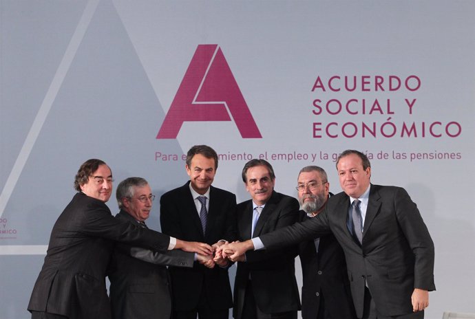 Firma del Acuerdo Social y Económico en La Moncloa entre Gobierno, Patronal y Si