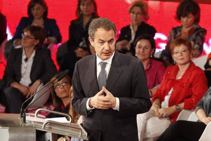 Zapatero En La Casa De America Con Mujeres