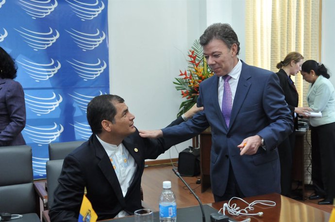 Los Presidentes Rafael Correa Y Juan Manuel Santos.            