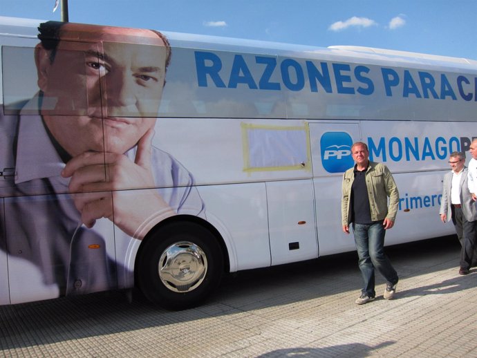 José Antonio Monago Con El Autobús Que Utilizará Durante La Campaña Electoral