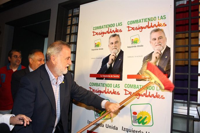 Torrijos En La Pegada De Carteles.