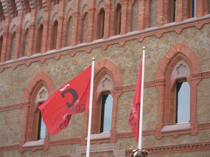 Banderas Con El Emblema De La Fundación Comillas