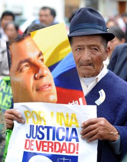 Ecuatorianos En Las Manifestaciones A Favor De Las Reformas.