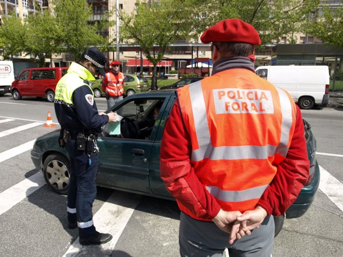Agentes Municipales Y Forales, Durante Una Campaña Del Año 2010.