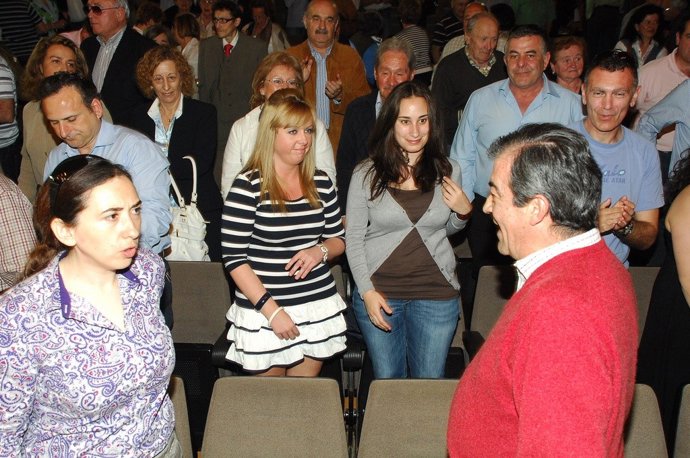 Francisco Álvarez-Cascos, rodeado de simpatizantes