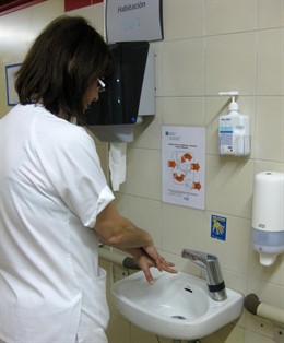 Una Profesional Sanitaria Lavándose Las Manos