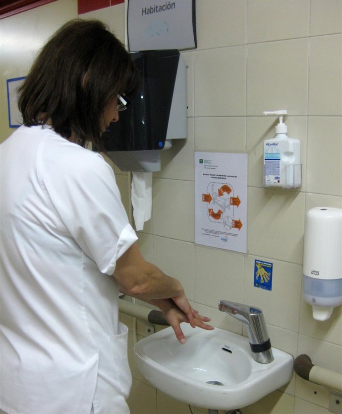 Una Profesional Sanitaria Lavándose Las Manos