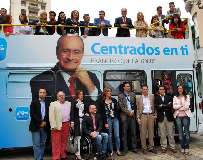 Los Candidatos Del PP En El Autobús De Campaña De De La Torre