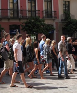 Turistas Pasean Por La Ciudad De Málaga