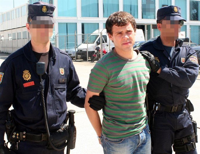 Uno De Los Presuntos Miembros De Segi A Su Llegada A España
