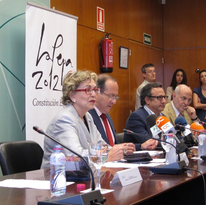 La Presidenta De La AC/E, Charo Otegui, En La Presentación De 'A Tres Bandas'