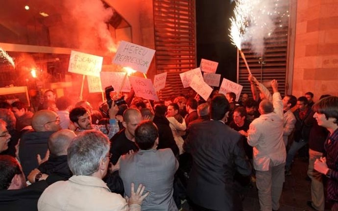 Bomberos De Barcelona Protestan Contra Hereu