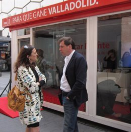 Óscar Puente Conversa Con Soraya Rodríguez Ante La Oficina Electoral Del PSOE