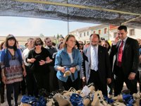 Cospedal inicia la campaña paseando por Villanueva de los Infantes y comprándose unas sandalias