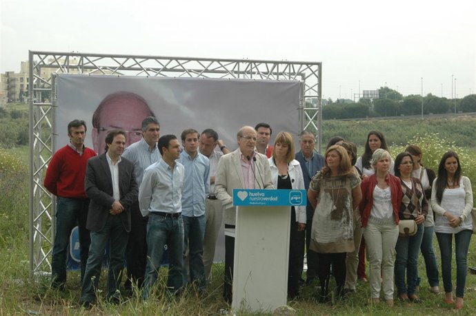 El Alcalde Y Candidato A Revalidar La Alcaldía De Huelva, Petronila Guerrero.