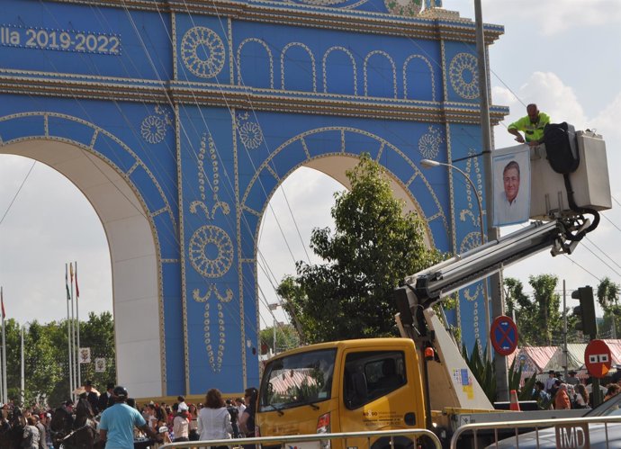 Carteles De Campaña Del PP En El Entorno De La Feria.