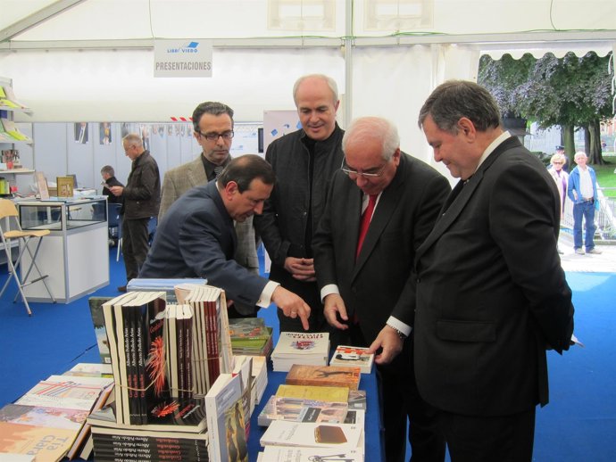 Vicente Álvarez Areces Durante Su Visita A Libroviedo.