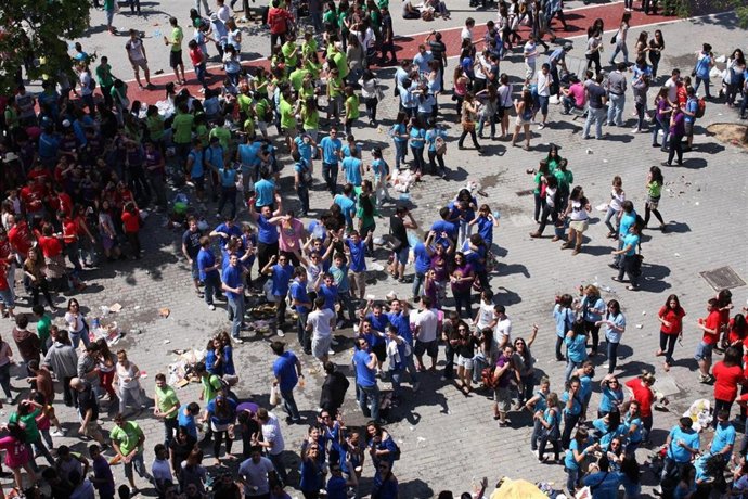 Botellón En Campus De Tarongers Europa Press