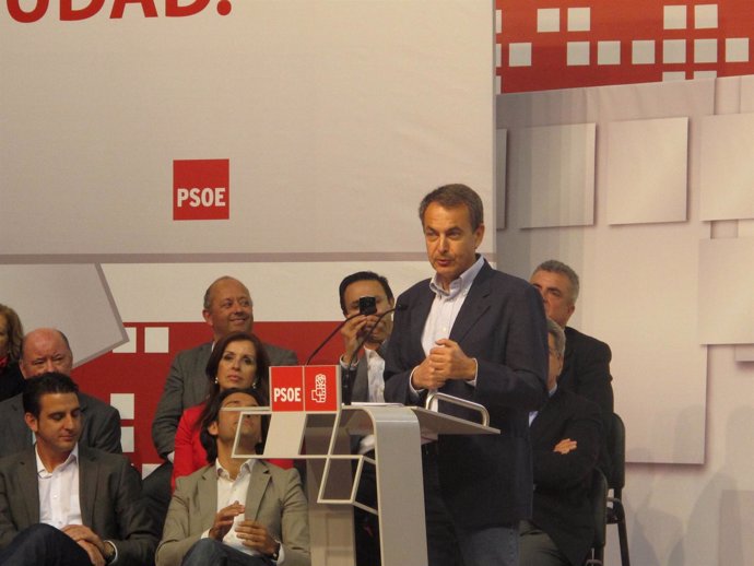 El Presidente Del Gobierno, José Luis Rodríguez Zapatero, En Un Mitin 