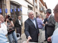 Barreda defiende "lo público" subido a un banco de la plaza de Agustín Moreto de Mondéjar (Guadalajara)