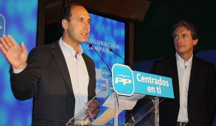 Diego Y De La Serna Durante La Pegada De Carteles. 