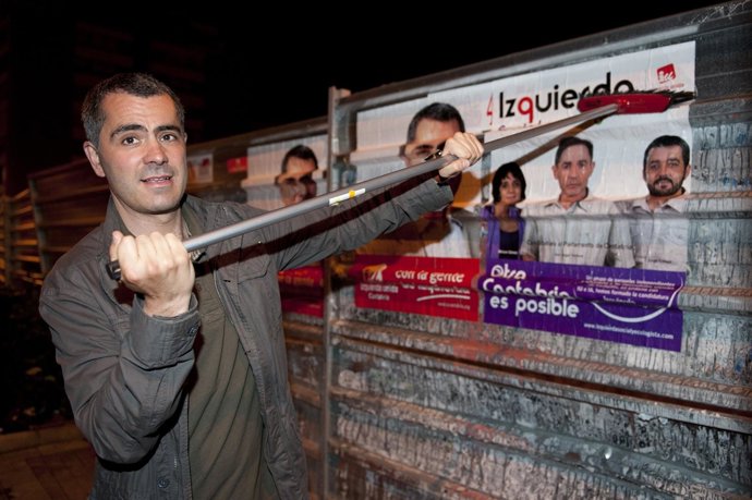 Saro En La Pegada De Carteles. 