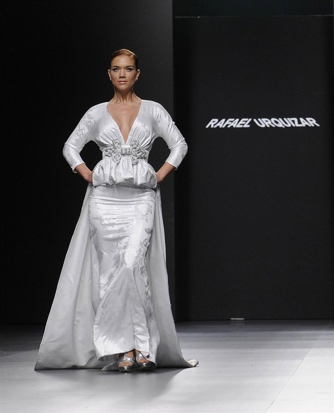 Beatriz Trapote Desfilando Para Rafael Urquizar En Cibeles Novias 
