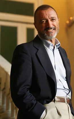 El Escritor Y Académico Arturo Pérez-Reverte