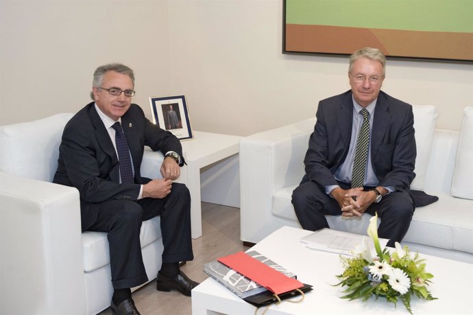 El Presidente Sanz Con El Embajador De Suiza En España.