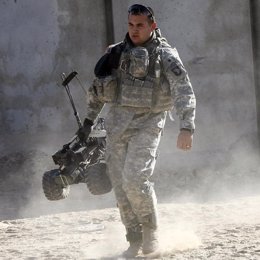 soldado de estados unidos en irak con robot