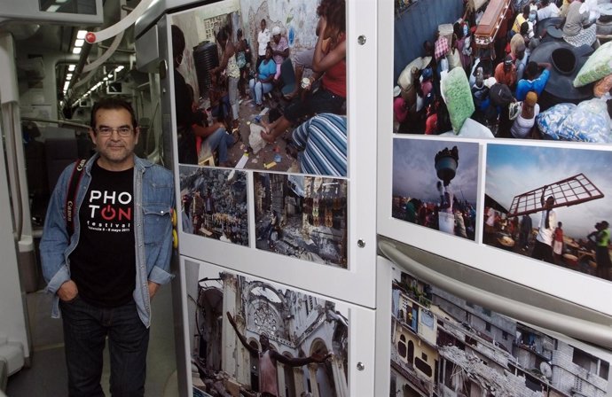 Benito Pajares En El Tren Que Alberga Su Exposición 'Haití, Ocho Meses Después'.