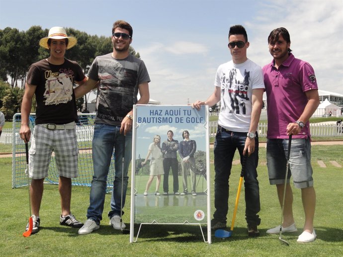 Los Jugadores Del Espanyol Reciben Su Bautismo En El Golf