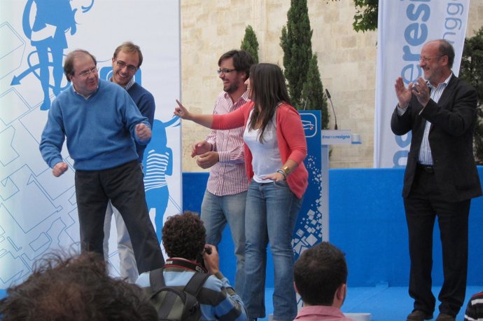 Juan Vicente Herrera Baila Con Dirigentes De NN.GG. Ante León De La Riva