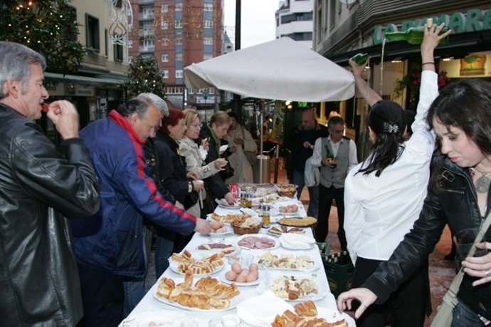 Asistentes A La Tradicional 'Preba' De Sidra