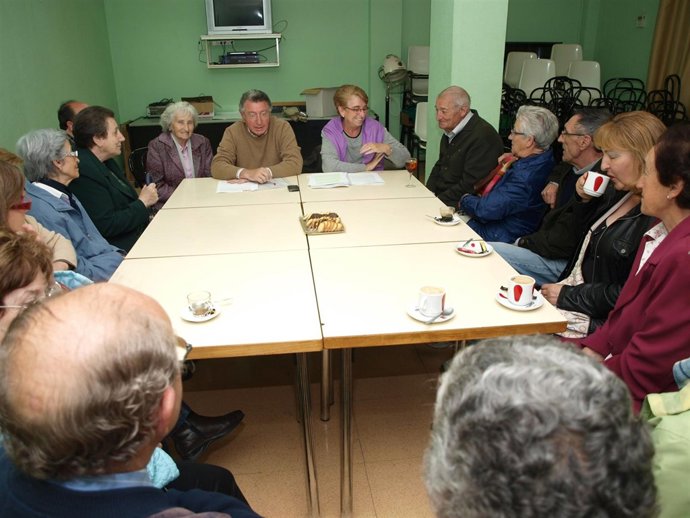 Tomás Santos Con Representantes De La Tercera Edad De Yagüe