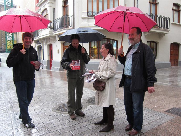 IU Reparte Su Programa Electoral En La Calle Laurel