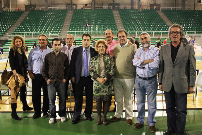 Nota De Prensa, Carmen Heras Garantiza Su Apoyo Al Equipo De Baloncesto Cáceres 