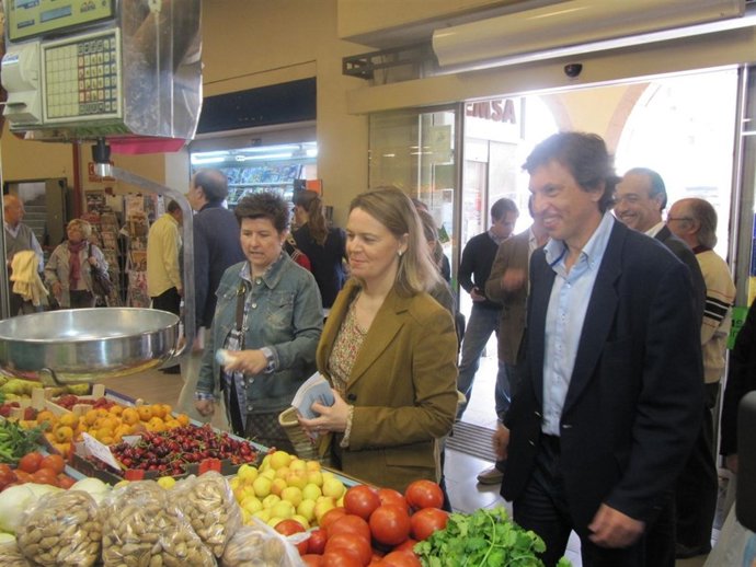 Maria Salom Y Mateo Isern En El Mercado Del Olivar