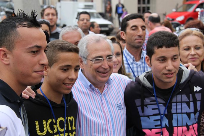 El Popular Repartiendo Propaganda Con Jóvenes