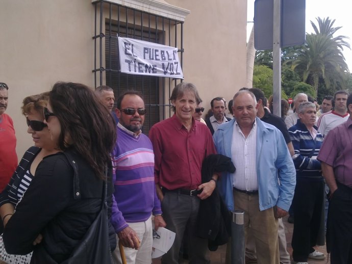 NOTA DE PRENSA: PEDRO ESCOBAR CON LOS PARADOS DE ALMENDRALEJO