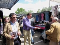 Candidatos a la Alcaldía de Valladolid de PP, PSOE e IU visitan varios mercadillos de la ciudad