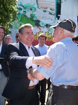 Juan Ignacio Zoido Con Un Vecino Del Casco Histórico