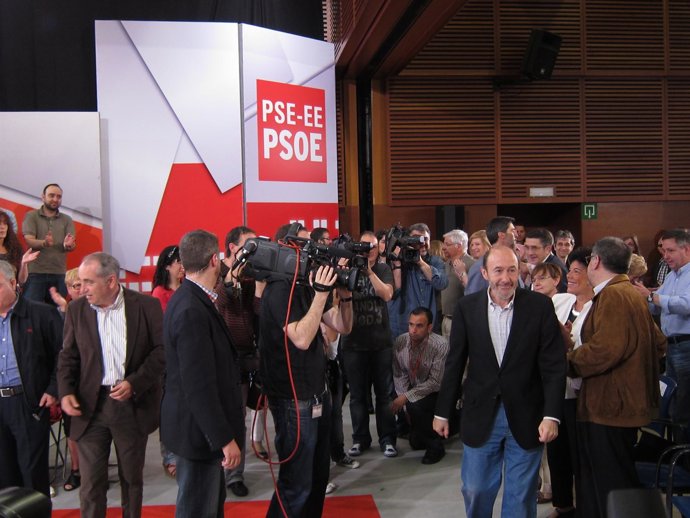 A La Derecha, Rubalcaba En San Sebastián.