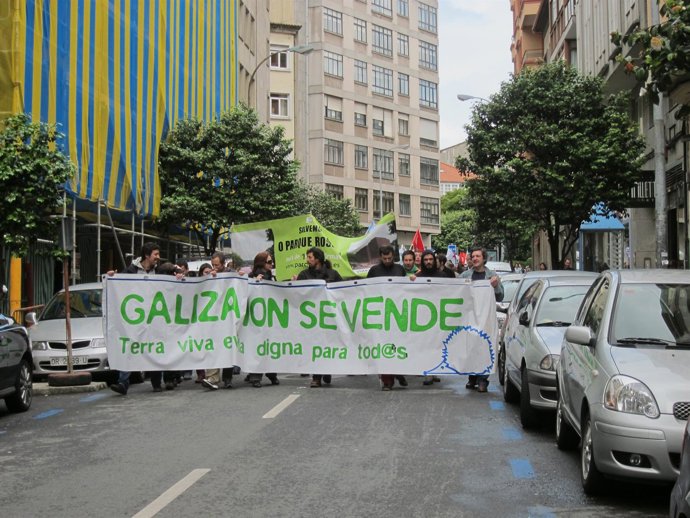 'Galiza Non Se Vende' Rechaza En Santiago El "Saqueo" Socieambiental De Galicia