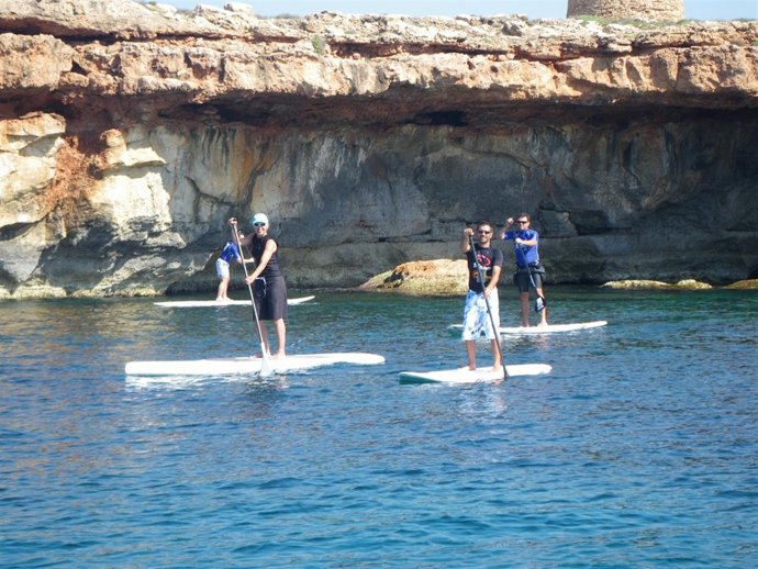 Gente Practicando SUP.