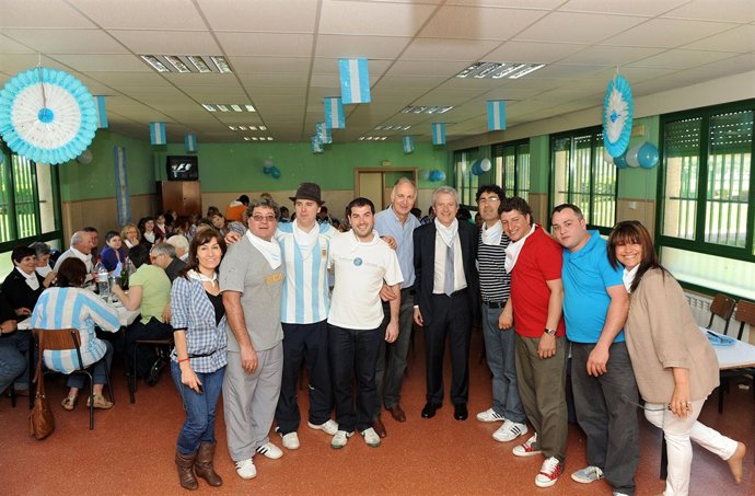 Emilio Del Río Con Los Miembros De La Asociación Argentina De La Rioja
